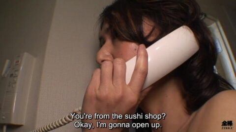 Japanese Mommy Responds To The Door Of Naked For Delivery